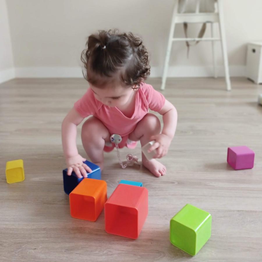 Niña jugando con bloques de colores