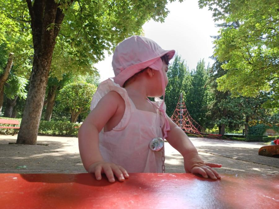 Niña en un parque