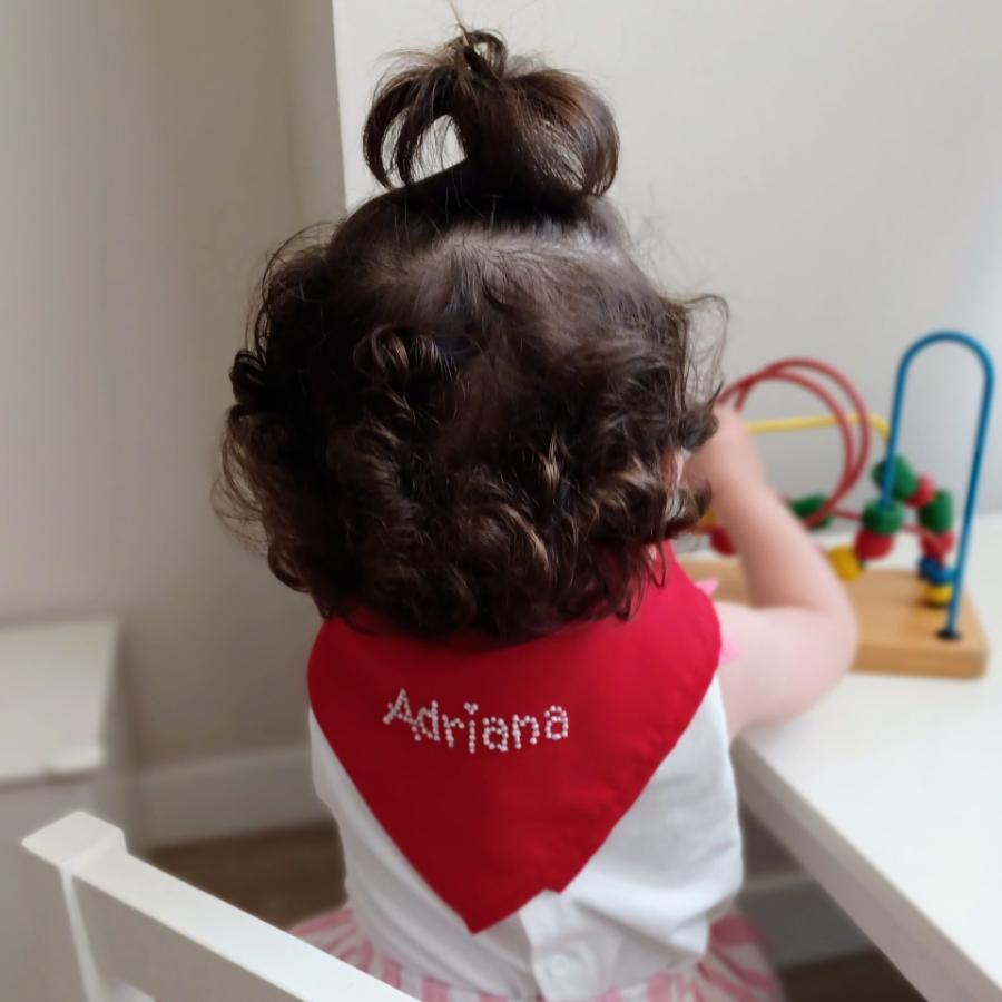 Niña con pañuelo rojo de San Fermines que pone Adriana