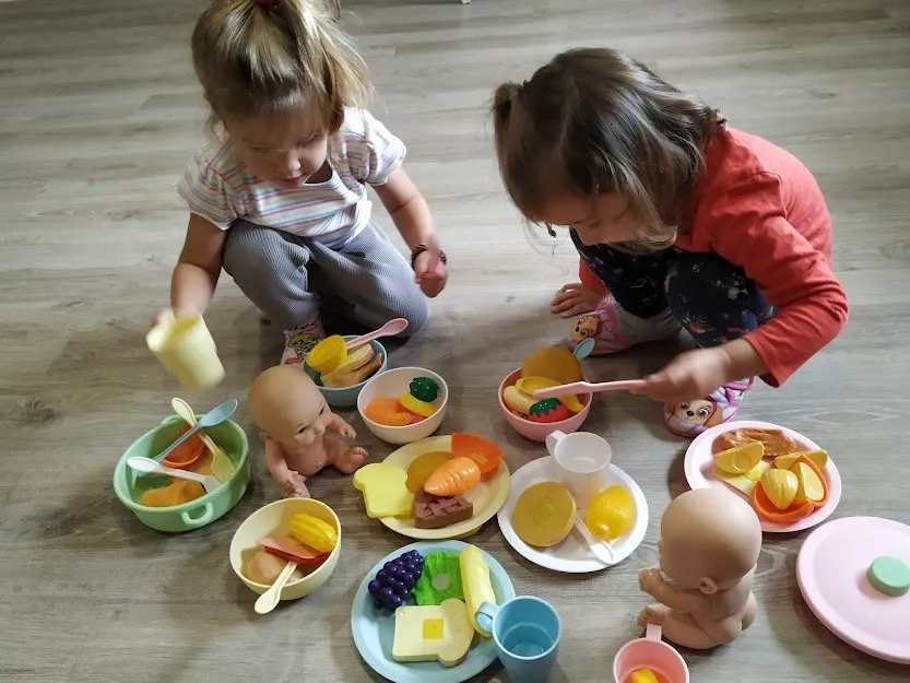 Niñas jugando con juguetes de comida