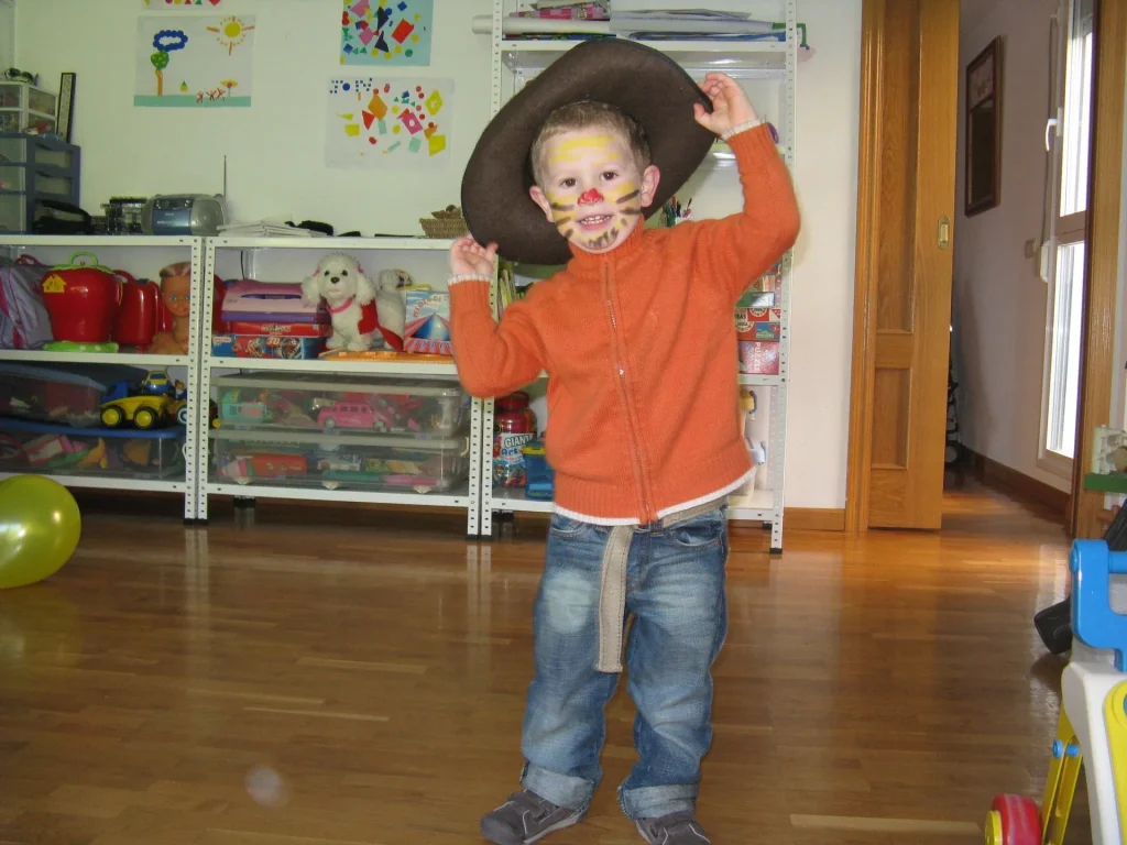 Niño con disfraz de vaquero