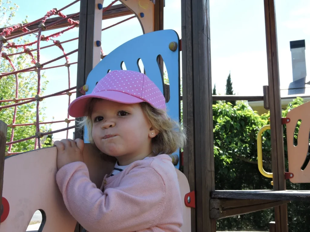 Niña con gorra rosa