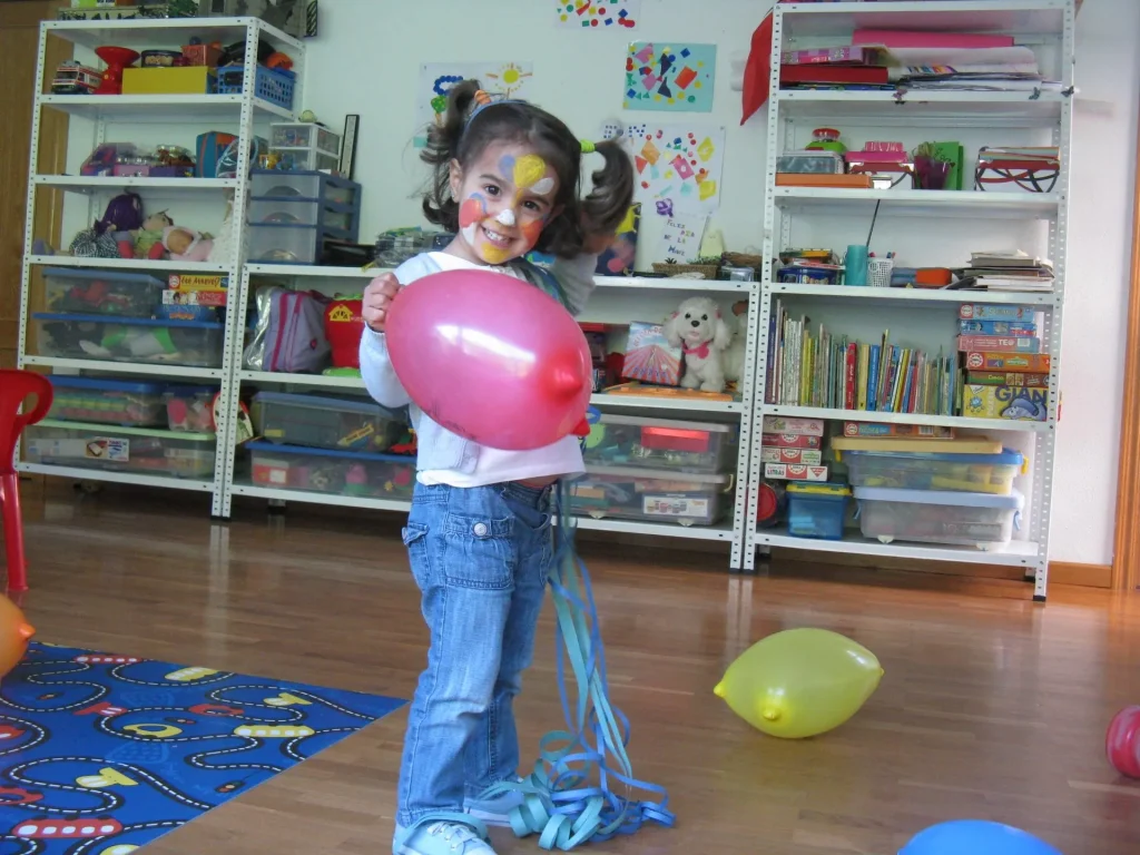 Niña jugando con globos