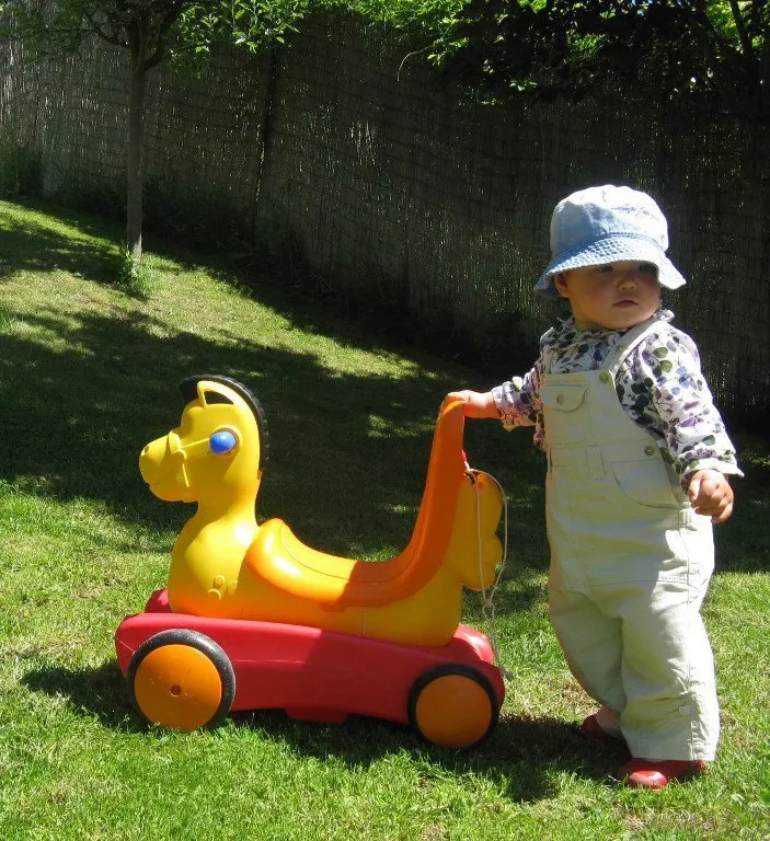 Niño jugando en el césped