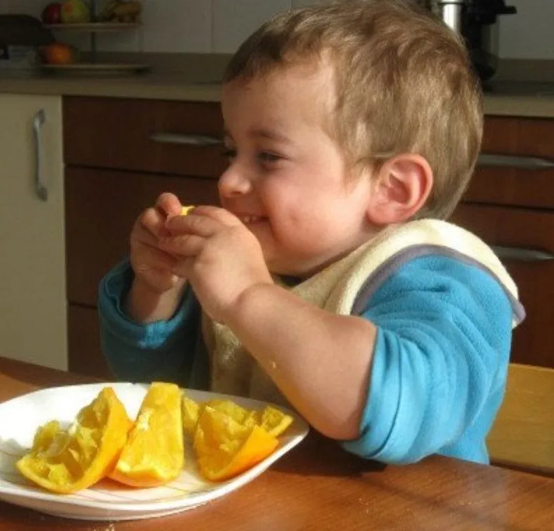 Niño comiendo fruta